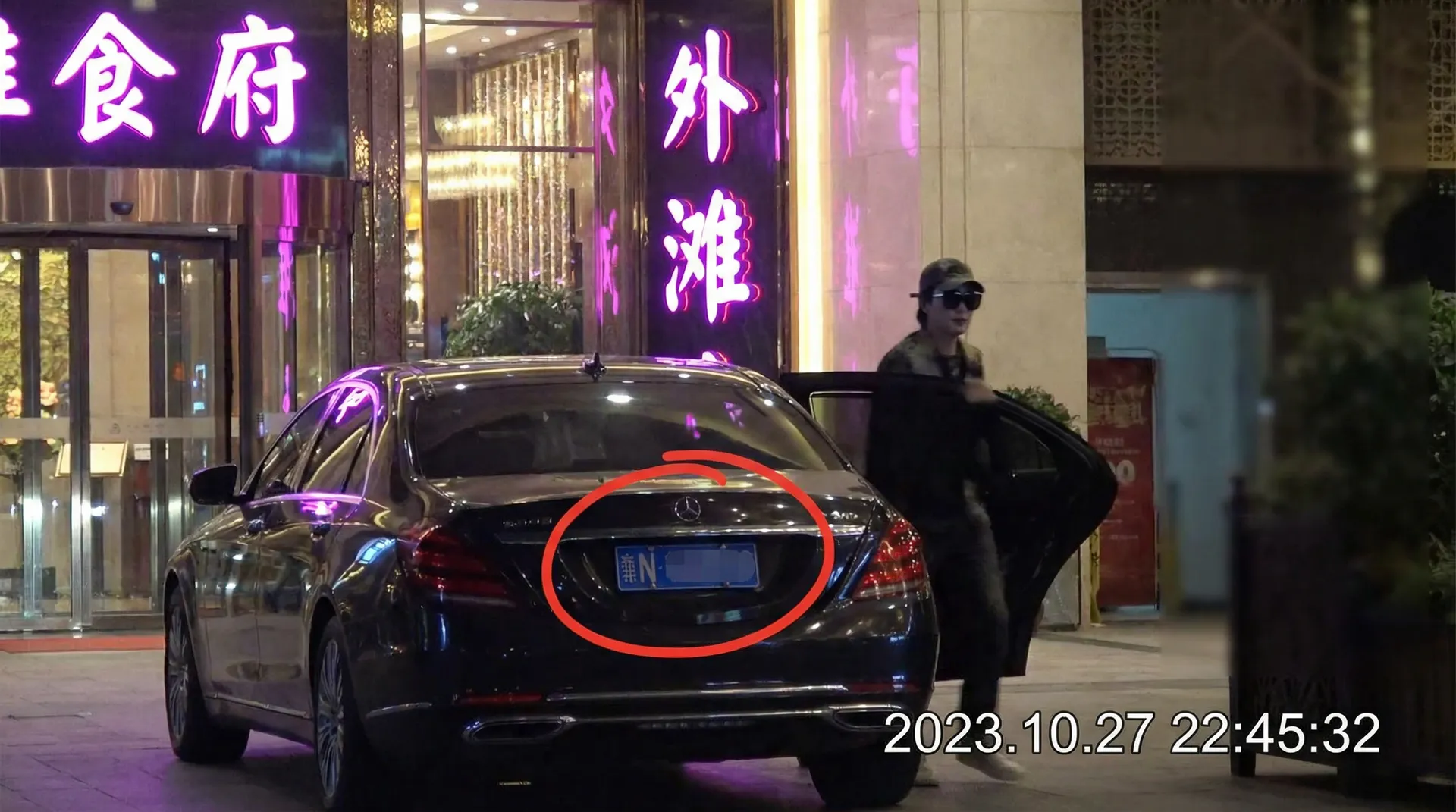 暗网吃瓜 - 豪车餐厅外偷拍